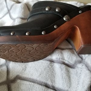 Uggs mules size 8 black leather with fur sole inside, worn once.